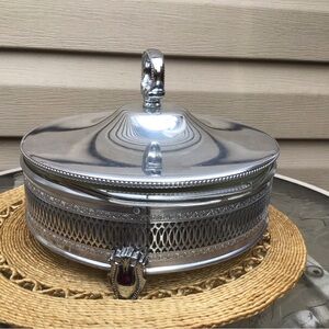 Elegant Vintage Covered Dish Holder w/ Pyrex 2 Qt Dish!
